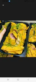 Hình ảnh Gà ủ muối 1/2 con chặt sẵn