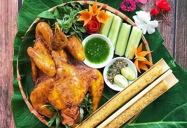 Hình ảnh gà ủ muối nữa con Chặt Sẵn + 1 ống cơm lam làm nóng 