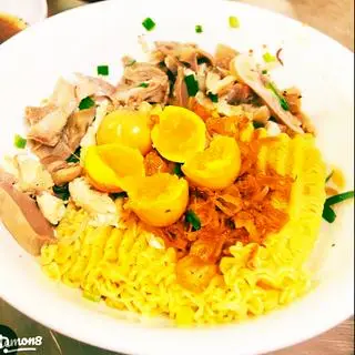 Hình ảnh Mì trộn lòng và trứng non 