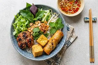 Hình ảnh Bún thịt nướng chả giò