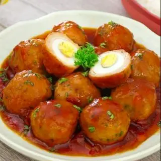 Hình ảnh cơm chả cá bọc trứng cút kho cà 