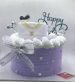 Hình ảnh bánh sinh nhật túi chanel màu tím (bánh dành cho 5-6 ngừoi ăn )