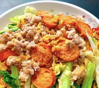 Hình ảnh nui xào thịt băm xúc xích 