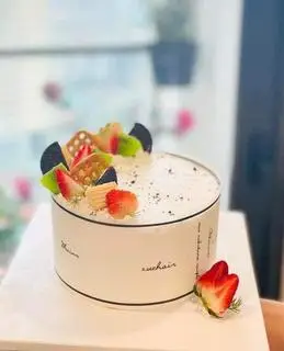 Hình ảnh bánh sinh nhật bọc thành trang trí dâu tây (bánh cho 3,4 người ăn )