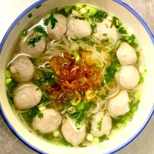 Hình ảnh Hủ tiếu bò viên (đã bao gồm tô lớn muỗng đũa)