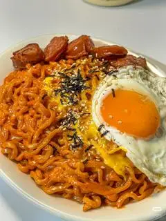 Hình ảnh Mì Cay Sốt Samyang Đặc Biệt Bò Trứng Xúc Xích