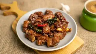 Hình ảnh Cơm Sườn non sốt tiêu xanh 