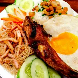 Hình ảnh Cơm tấm sườn cọng bì ốp la