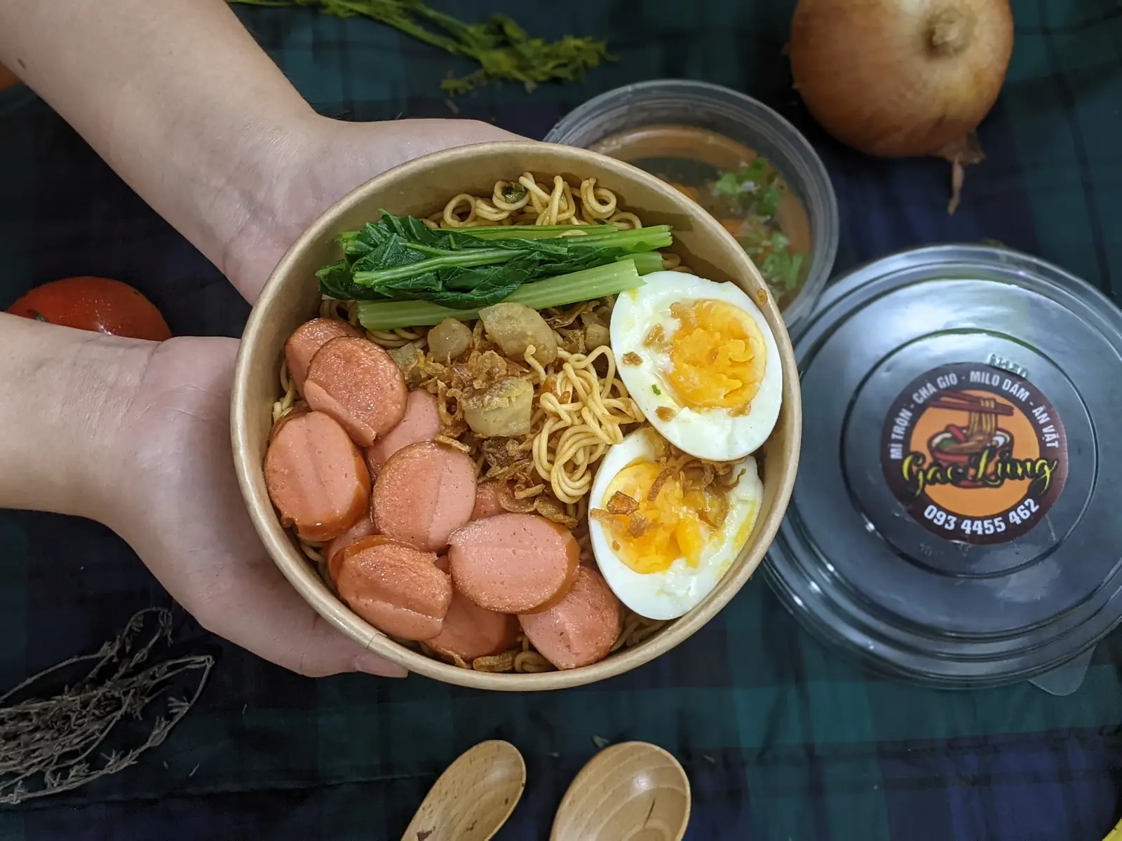 Hình ảnh MXX Mì trộn xúc xích - Trứng lòng đào GÁCLửng freetặngkèmcanh Rong biển
