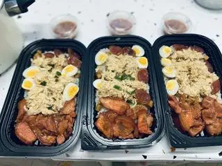 Hình ảnh Xôi Xá Xíu sốt thịt bằm full topping