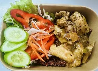 Hình ảnh Cơm gạo lứt gà sốt tiêu
