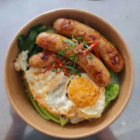 Hình ảnh Mì Indo trộn rau - trứng - xúc xích