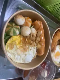 Hình ảnh Mì trộn cá viên xúc xích tóp mỡ