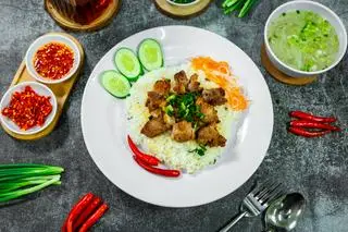 Hình ảnh CƠM THỊT XIÊN QUE