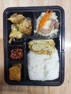 Hình ảnh Cơm Gà Rang Gừng Và Trứng Ốp La