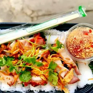 Hình ảnh Bánh hỏi heo quay đặc biệt