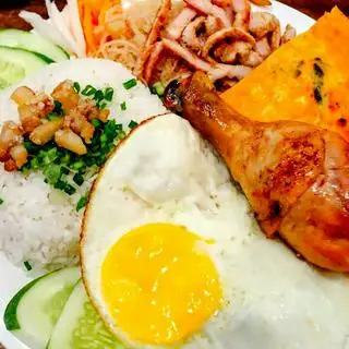Hình ảnh Cơm tấm gà sốt ớt Cayenne bì chả ốp la