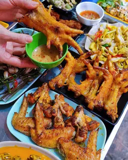 Hình ảnh Chân gà đặc biệt nướng muối ớt 1 cặp 