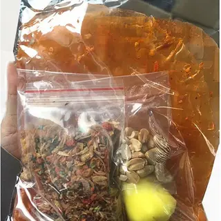 Hình ảnh Bánh tráng đỏ cuốn bơ đậu phộng hành phi
