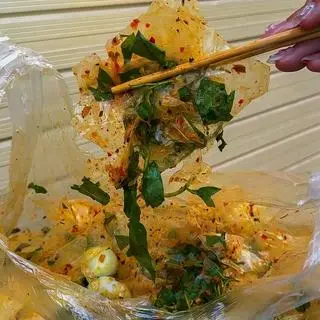 Hình ảnh Bánh tráng trộn sate muối nhuyễn truyền thống phơi sương 