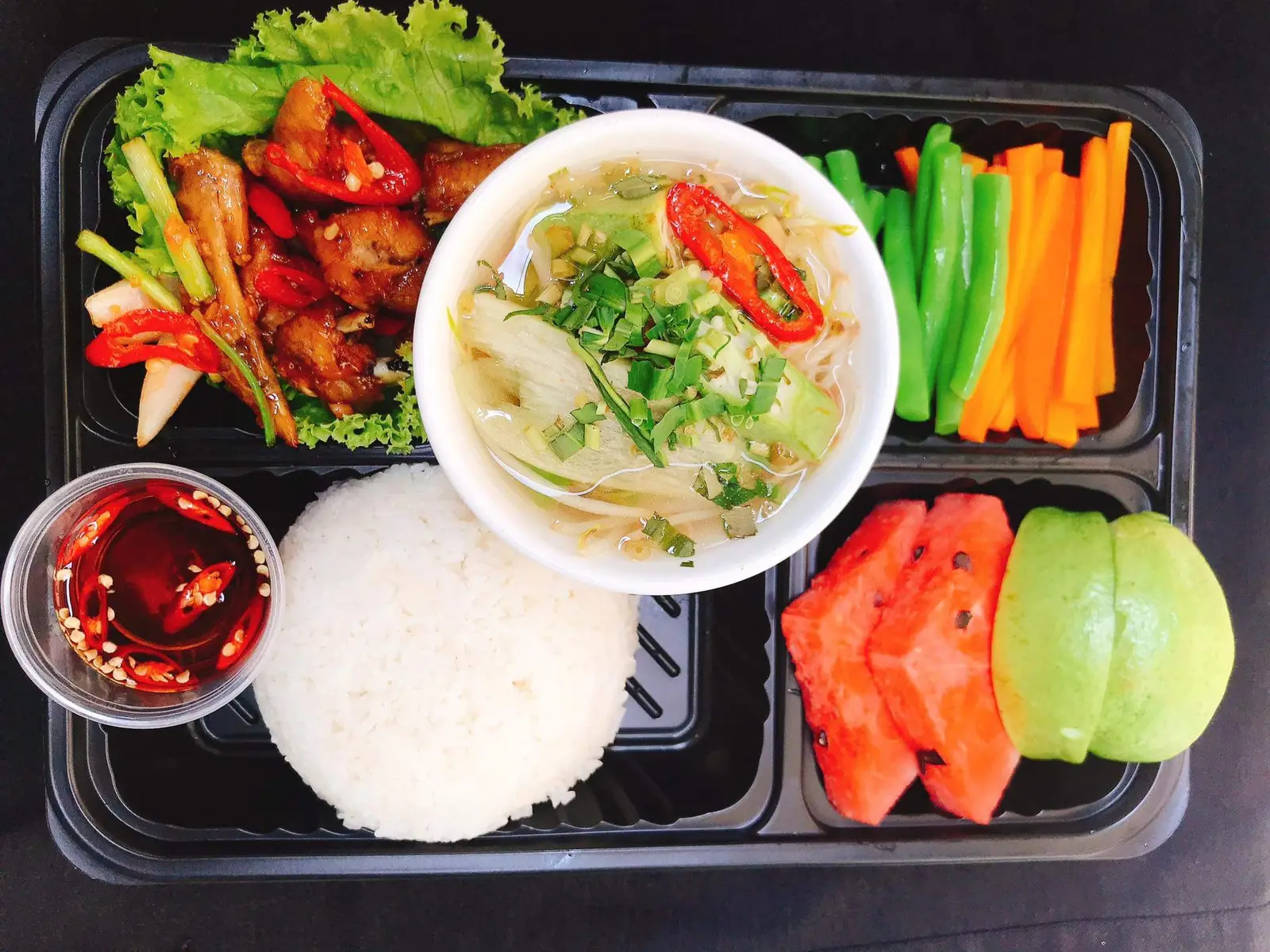 Hình ảnh Combo 8 : Combo cơm cánh gà chiên nước mắm (kèm canh, rau, trái cây tráng miệng)