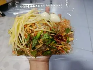 Hình ảnh Bánh tráng trộn sẵn đầy đủ ( tặng trà đá )