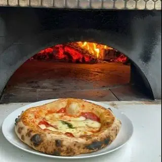 Hình ảnh Pizza cà chua phô mai Ý