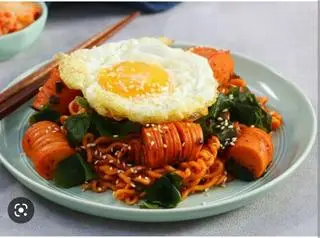 Hình ảnh mì trộn trứng ốp la+ xúc xích( 1 trứng, 1 cây xx đức)