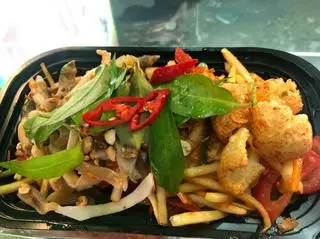 Hình ảnh Gỏi đu đủ Thái Lan da heo chiên giòn
