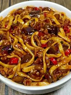 Hình ảnh 五花肉丁香菇卤 - 稳定热卖款Mì sốt thịt ba chỉ và nấm hương (món bán ổn định)