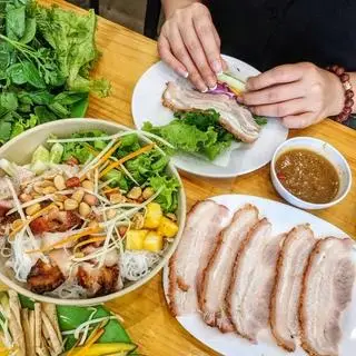Hình ảnh Bánh tráng cuốn thịt heo quay