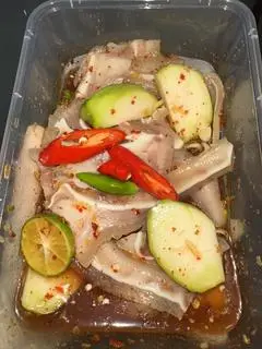 Hình ảnh Tai heo ngâm sốt Thái 