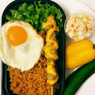 Hình ảnh Mì Korea trộn cay - 1 gà xiên sốt phomai và trứng chiên