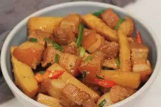Hình ảnh Cơm thịt kho măng kem món xào canh hằng ngày