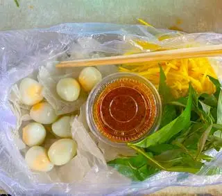 Hình ảnh Bánh tráng chấm Trứng Cút