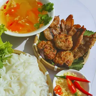 Hình ảnh Bún chả đặc biệt - thêm 1 phần chả viên nướng