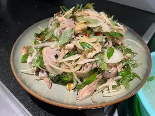 Hình ảnh Gỏi gà rau răm hành tây