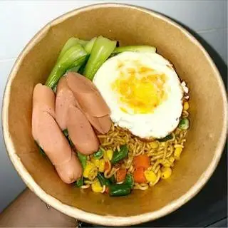 Hình ảnh Mì Trộn Indo Chả Cá + Xúc Xích Heo