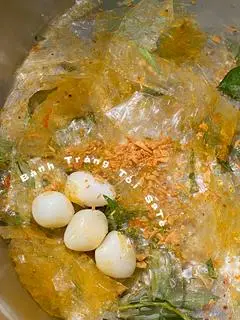 Hình ảnh Bánh tráng trộn tỏi sate - trứng cút