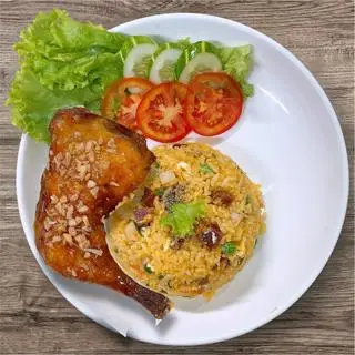 Hình ảnh Cơm chiên Dương Châu Kèm Đùi Gà Góc Tư Mắm Tỏi