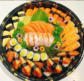 Hình ảnh Khay sushi đại - kèm rong biển trộn mè
