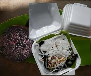 Hình ảnh Xôi nếp than cốt dừa nhân đậu xanh