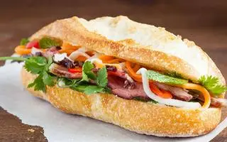 Hình ảnh Bánh Mỳ Xúc Xích Lạp Xưởng