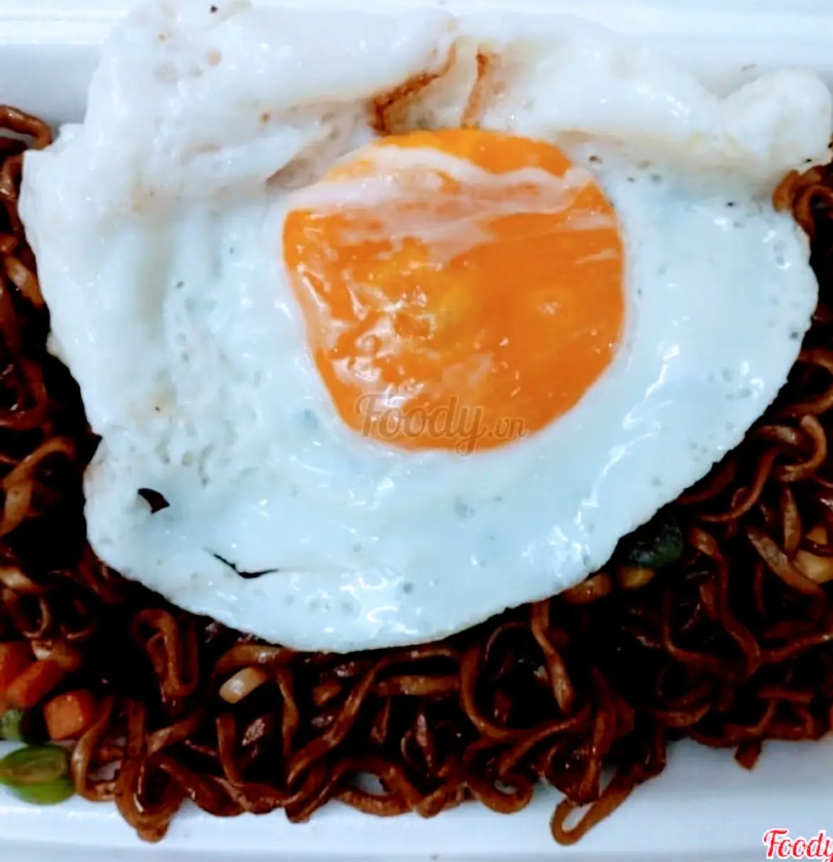 Hình ảnh Mì trộn tương đen trứng ốp la