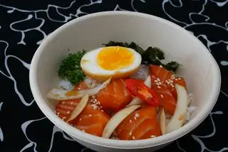 Hình ảnh Cơm cá hồi ngâm tương