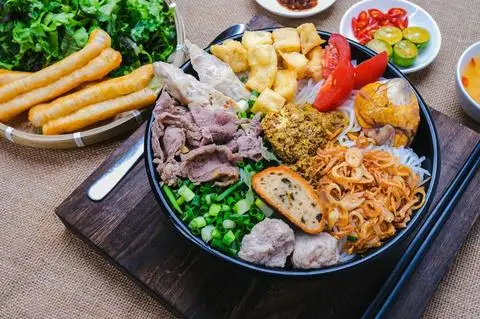 Hình ảnh Combo Gia Đình (2 Bún Riêu Fulltopping + 1 Bún Cá Đầy Đủ + 3 Trà Chanh + 6 Quẩy)