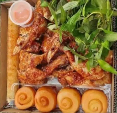 Hình ảnh  Combo 4: 1 Gà Quay+ 5 Bánh Bao + 1 Cơm Lam
