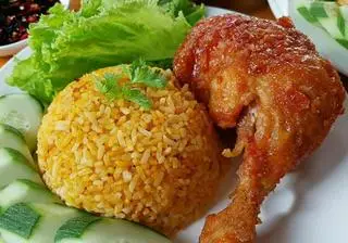 Hình ảnh Cơm Gà Sốt Mắn Tỏi 