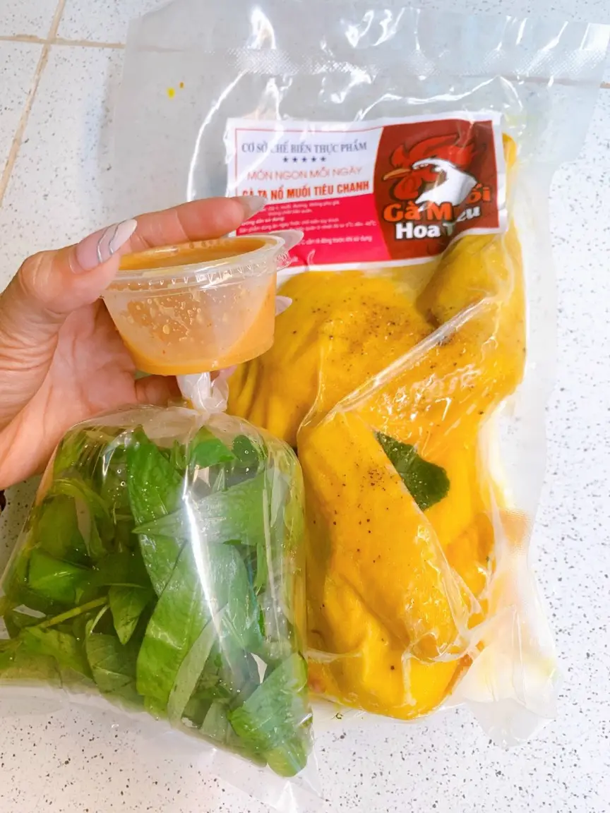 Hình ảnh Gà Ủ Muối Nữa Con Kèm Rau - Nước Chấm Đặc Biệt