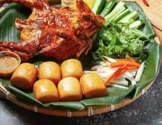 Hình ảnh GÀ NƯỚNG NGŨ VỊ + 6 BÁNH BAO  ( TẶNG 1 CHAI COCA NHỎ )